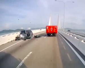 【動画】路肩に停車していた車に2台のバイクが連続で突っ込む事故。
