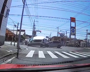 【動画】静岡でなかなか激しい右直事故＋追突がドラレコに記録される。