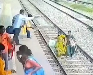 【動画】線路を横断しようとした女性2人が通過電車にはねられてしまう事故。