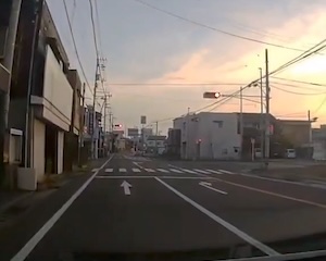 【動画】イミフすぎる運転をする軽バンが松山市で目撃される。