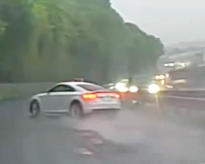 【動画】アウディ乗りさん、雨の阪奈下りで横転して通行止めを作ってしまう。