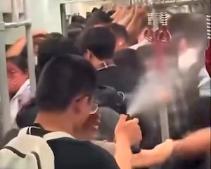 【動画】満員の電車内に催涙スプレーを噴射する男が現れて乗客がパニックに。
