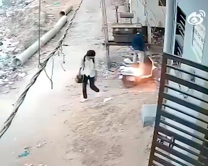 【動画】地面に足をついた少年が感電してしまう事故。