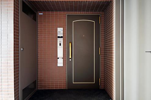 激務で帰れない日が3ヶ月続いていた。そしてやっと帰宅するが、自宅マンションのドアが嫌がらせでボコボコになっていた。私（自分は世界中から嫌われている..）　→　久しぶりの休日の朝、女性が「いんのかコラァ！夜勤なめんな！」私「…..！？」