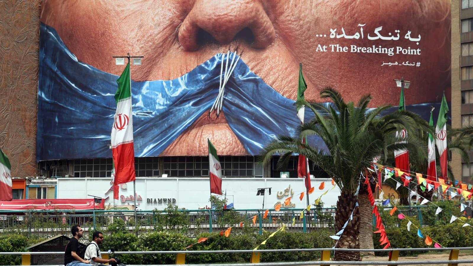 イラン、米国との交渉を停止し、ホルムズ海峡を「完全に」封鎖すると宣言
