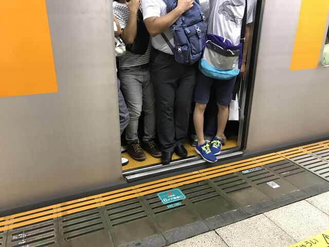 この前初めて東京の通勤ラッシュを味わったんだけどさ……