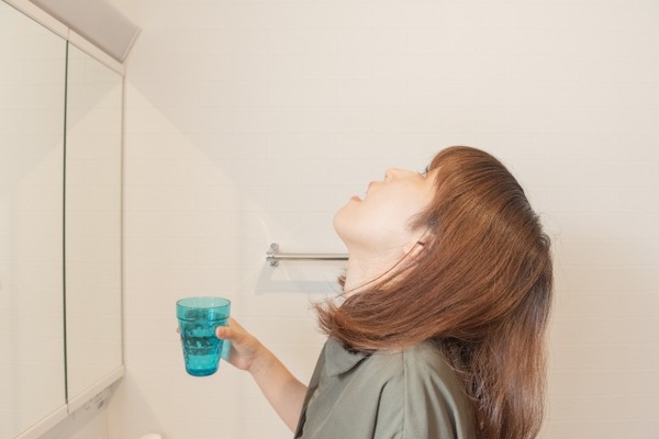 【警告】リステリンの紫を『クチュクチュしてぺッ』してる奴、使い方を間違えていた！！