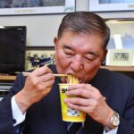 石破前首相、ものすごい顔でカップヌードルをすする