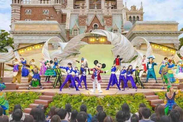 【オリエンタルランド】ディズニーシーでラーメンすする外国人ｗｗｗ これもう無法地帯やんけｗｗｗ