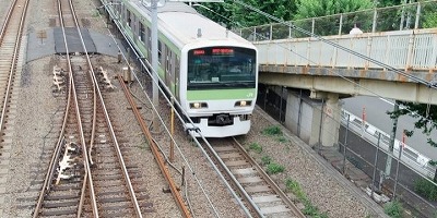 【悲報】大学生、電車が止まって逝くwww