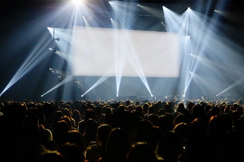【悲報】アーティストさん、体調不良でライブ当日中止が相次いでしまう