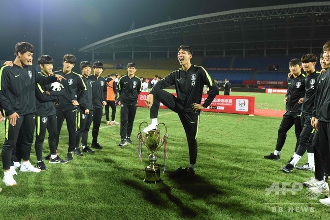 【悲報】サッカー韓国代表、トロフィー踏みつけ優勝剥奪処分へwww