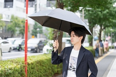 【朗報】日傘カマホモ、テレビで晒されるwww