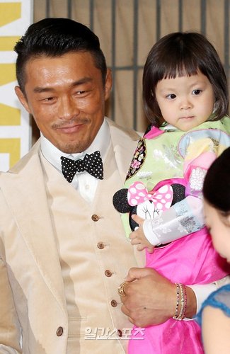 【画像】SHIHOさんの14歳長女、スタイルがモデルすぎる