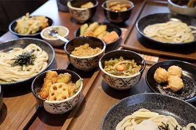 【悲報】丸亀製麺、ガチで死亡。1000円でうどんと天ぷらが食べ放題の店がオープンしてしまうwww