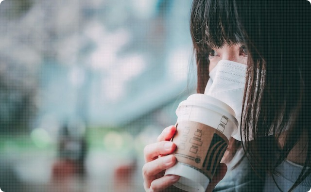 喫茶店に入って注文していざ席に座ろうと思ったらどこも空いてない。仕方なく相席したら先に座ってた人に睨まれて舌打ちされたんだけど・・・
