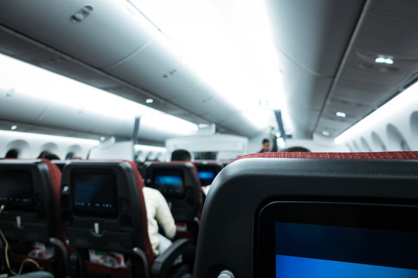 【愕然】出張で乗った飛行機が満席やったんやが、女さんが隣にスーツケース置いて席確保していた結果⇒！！！