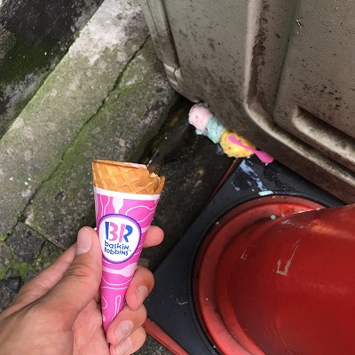 【悲報】31さん、アイスを落とした女の子に塩対応してしまい炎上www