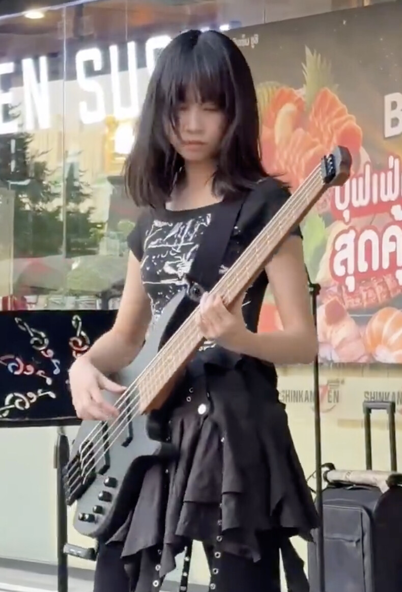 【動画】タイのベーシストの女の子、可愛い顔に楽しみお乳、可愛い顔に楽しみお乳すぎるwww