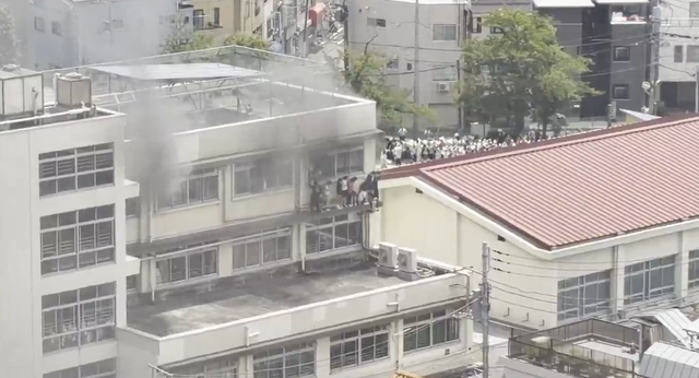 【北区小学校火災】音楽準備室で出火、児童ら11人重軽傷　女性教師「電気ストーブ近くで洗濯物を乾かしていた」失火とみて捜査