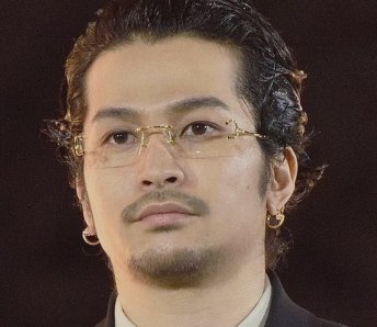 キングヌーさん、震災で犠牲になった子供たちの鎮魂を意味する青い鯉のぼりを燃やしたジャケ写を作り叩かれてしまう