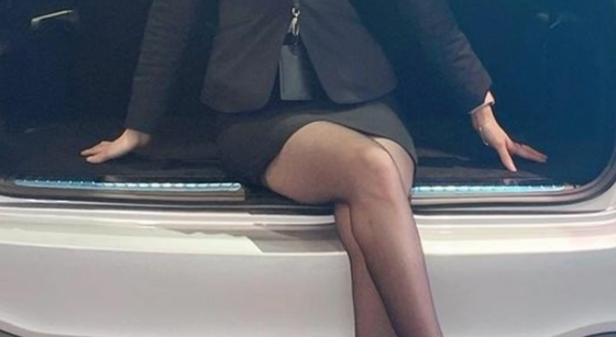 【悲報】ベンツ売りのお姉さん、納車式で主役の車を食ってしまう