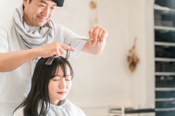 【動画あり】美容師「芋っぽい”中学生”にしか見えない28歳が来たwww」･････ﾊﾟｼｬ！