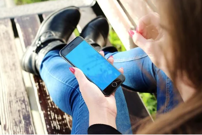 休日、上司から20回以上着信があった。私「気づきませんでした」上司「スマホは肌身離さず持っとけ！」電話の内容は…