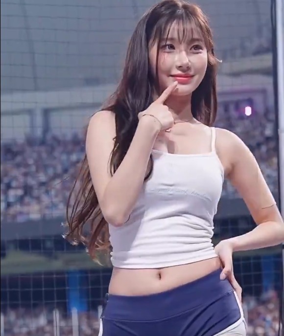【朗報】野球のチアガールさん、薄着が限界を迎えるwww（動画あり）