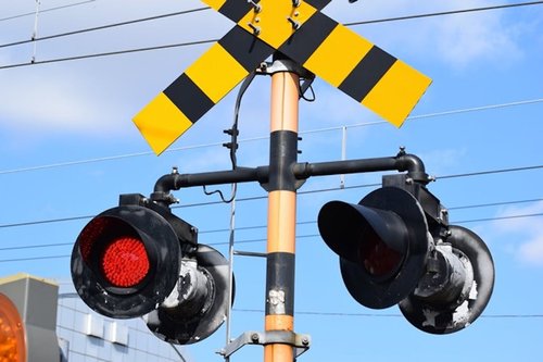 【動画】踏切に閉じ込められパニックになり電車と衝突