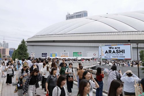 【悲報】嵐の最終公演、70代男がヘルメットで作業員を装い侵入してしまう