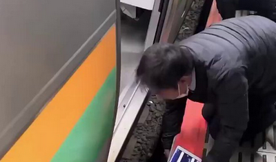 【動画】線路に落ちたJKがおぢ達に助けられる　→ おぢ達が女性に「キモイ」「触りすぎ」と叩かれる