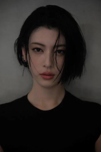 【画像】三吉彩花さん、黒ドレスで背中に青い花を咲かせる