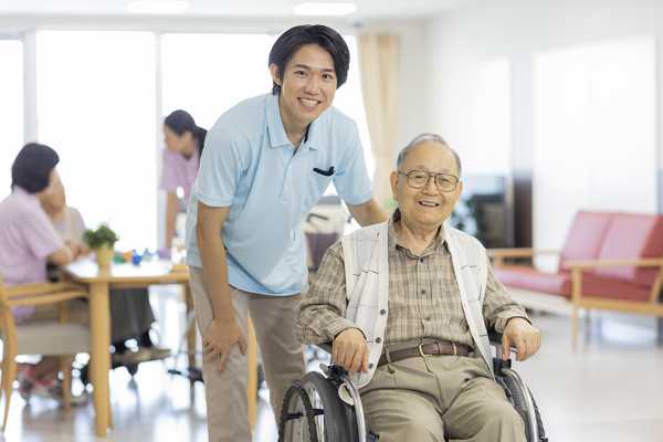 極左デモ、杖をつく老人だらけになる