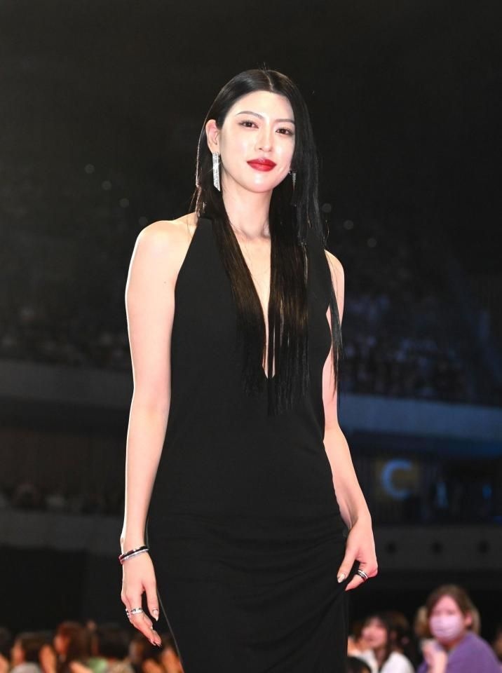 三吉彩花のドレス姿が話題「美の暴力」「カッケェお姉さんすぎる」「絶世の美女感ヤバすぎ」振り向くと背に青い花