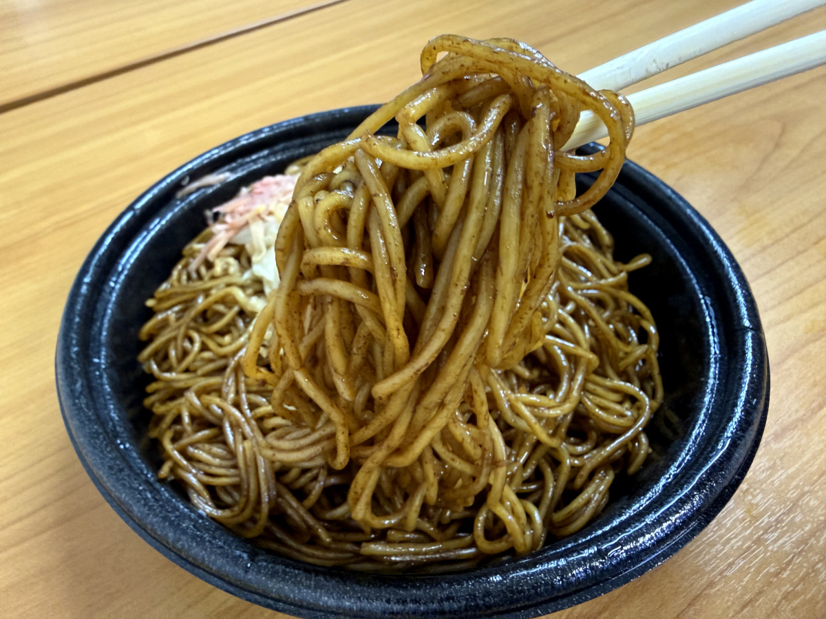 ローソン「63%増量焼そば」の悲劇… 台風にかき消された総重量675gの超巨大グルメの無慈悲な運命