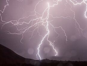 雷凄いんだが、PCの雷対策してる？ 停電対策？
