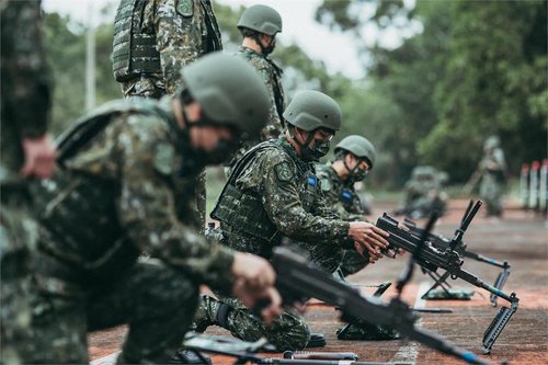 【悲報】「兵役」が義務化されたらその間、女さんは何してるの？www