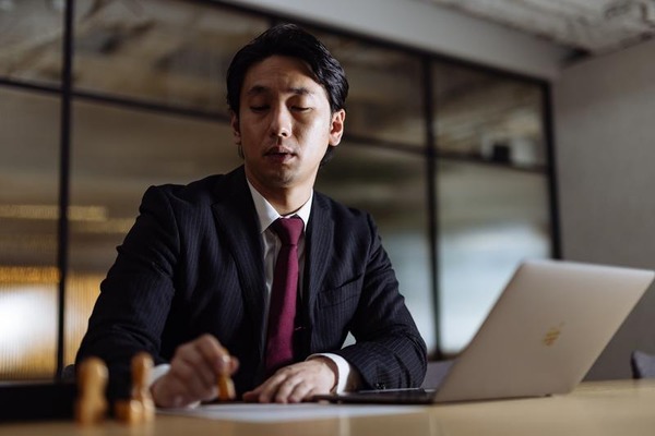【悲報】 24歳男性 「新卒で入った会社を1カ月で辞めたらブラックしか採用されなくなった･･･」⇒！