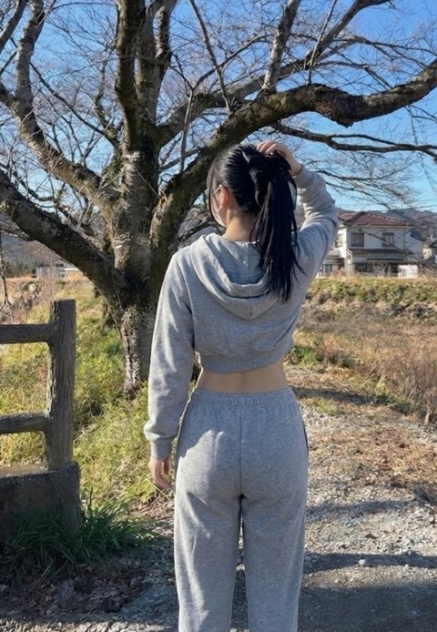 【画像】朝ランニングしてる女の子、結構美人さんな雰囲気