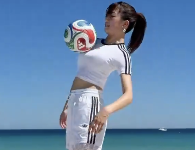 【動画】おっぱいでリフティングする女www