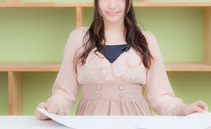 【動画】人気女子アナさん、うっかり胸チラしてしまう