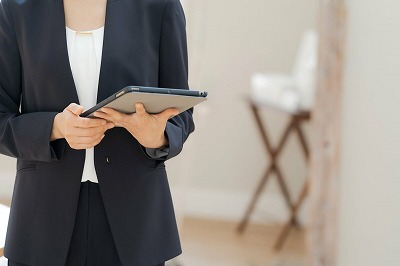 【悲報】20代の女性教師2人、共謀して教え子の男子高校生とセ●クスし処分