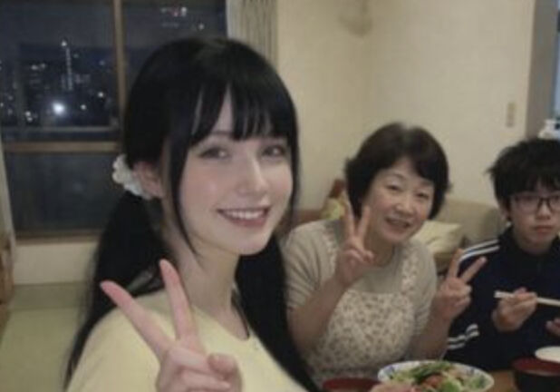 巨乳美女「女子高生時代に日本でホームステイした時のJapaneseFamilyの写真。みんな元気かな」→