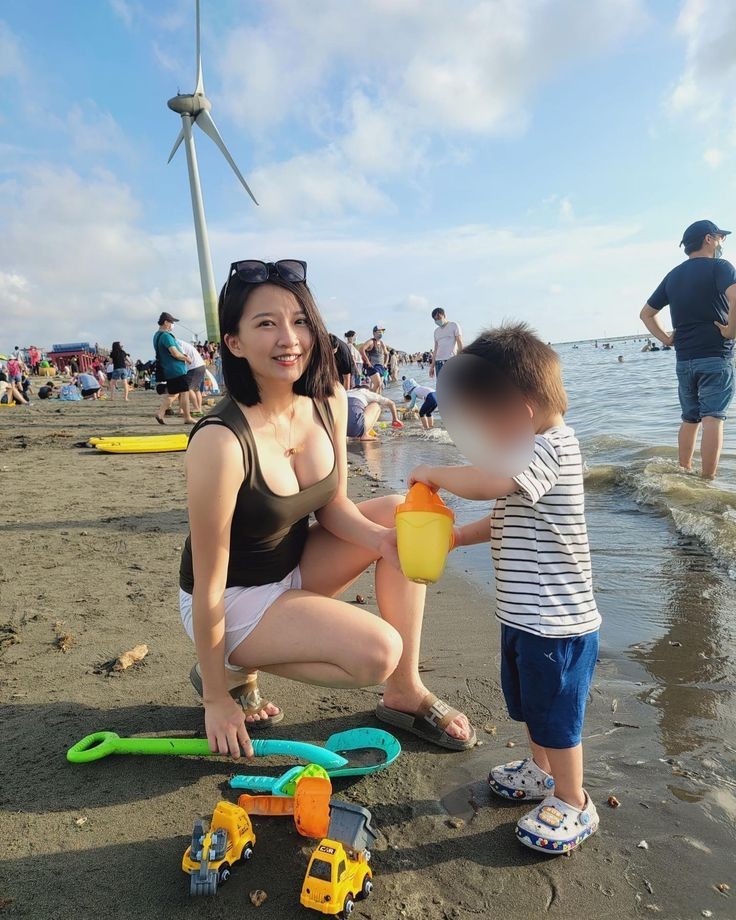 【画像】海のママさんエッチwww