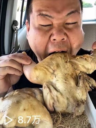 【画像】鶏肉にクンニするおっさんwww