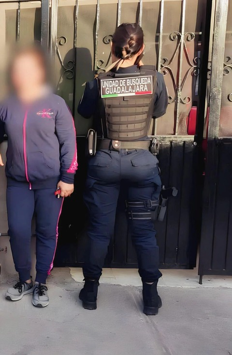 【画像】この婦人警官、ケツデカ過ぎwww
