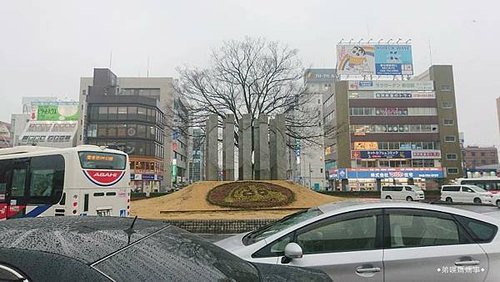 【悲報】JCさん、顔面スプレー強盗をしたのに60代女性に取り押さえられてしまう