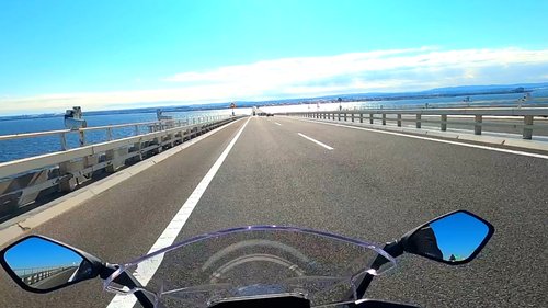 【動画】バイク乗りさん「赤信号ちんたら歩いてる女さんムカつくわ、せや」www