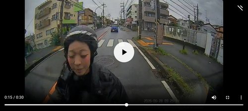 【悲報】スクーター女さん、スマホチラ見運転でノーブレーキ逝くwww